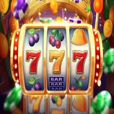 Pemain roy138 merayakan kemenangan besar di live casino dengan senyum lebar